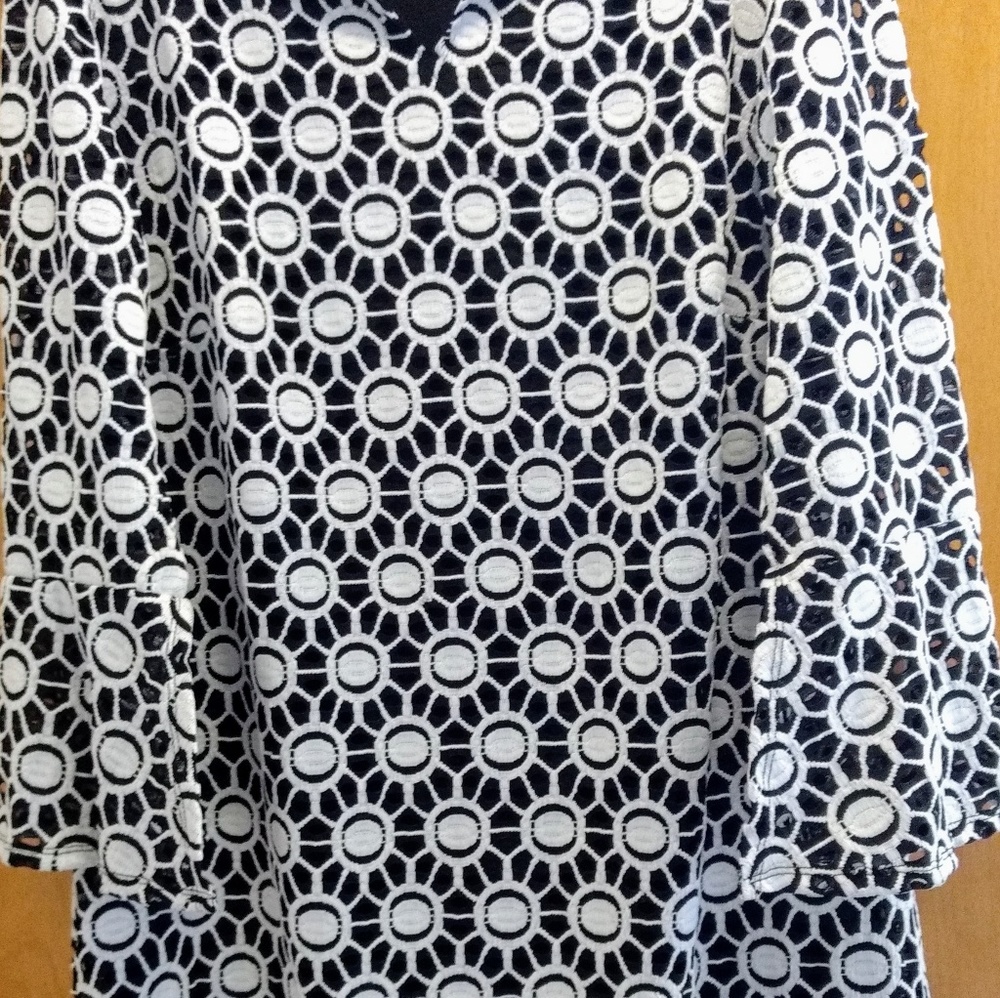2x black & white pattern knee length dress